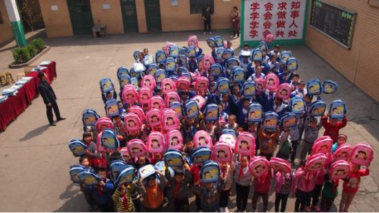 北国电器•海尔集团200个爱心书包捐赠贫困小学